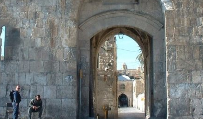 الاحتلال يعتقل 3 مواطنين من القدس والخليل